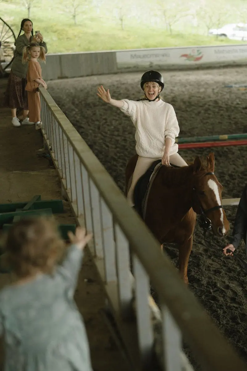 Enfant souriant en séance d'équitation en intérieur
